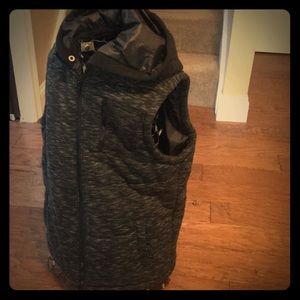 Men’s small vest with detachable hood